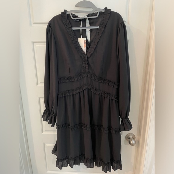 Ruffle dress. Back cutout - Picture 3 of 4